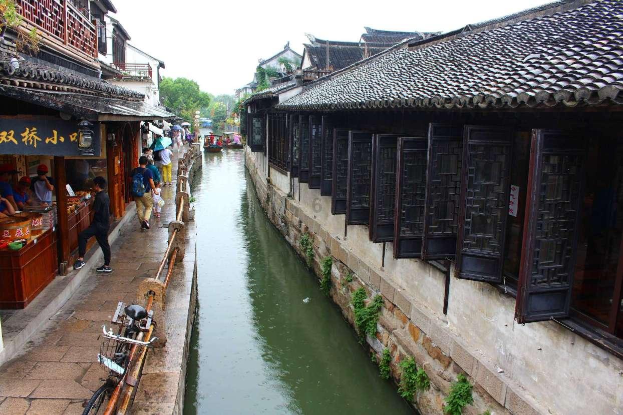 古怪巫师逃离村庄